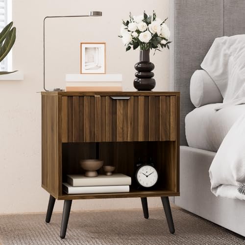 Smuxee Nachttisch aus Nussbaum-Optik, Mid Century Beistelltisch mit geriffelter Schublade & offenem Ablagefach, moderner Side Table mit Metallfüßen fürs Schlafzimmer von Smuxee