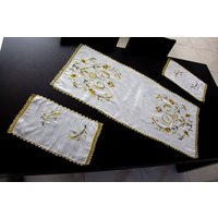 Satz Von 3 Vintage Bestickt Seide Tischläufer Und Deckchen. Handgemachte Crochet Lace Golden Edges.antique Ecru Silk.romantic Geschenk von SnGHandmadeStudio