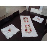 Set Von 3 Vintage Bestickten Leinen Tischläufer Und Doilies.handgemachte Gehäkelte Spitzenkanten.antike Weiße Leinen.geschenk Muttertag von SnGHandmadeStudio