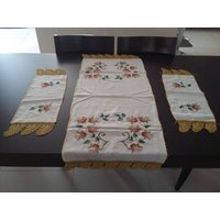 Set Von 3 Vintage Handarbeit Bestickt Seide Muster Und Doilies.handmade Häkeln Goldene Spitze Edges.antique Naturfarben Silk.mothers von SnGHandmadeStudio
