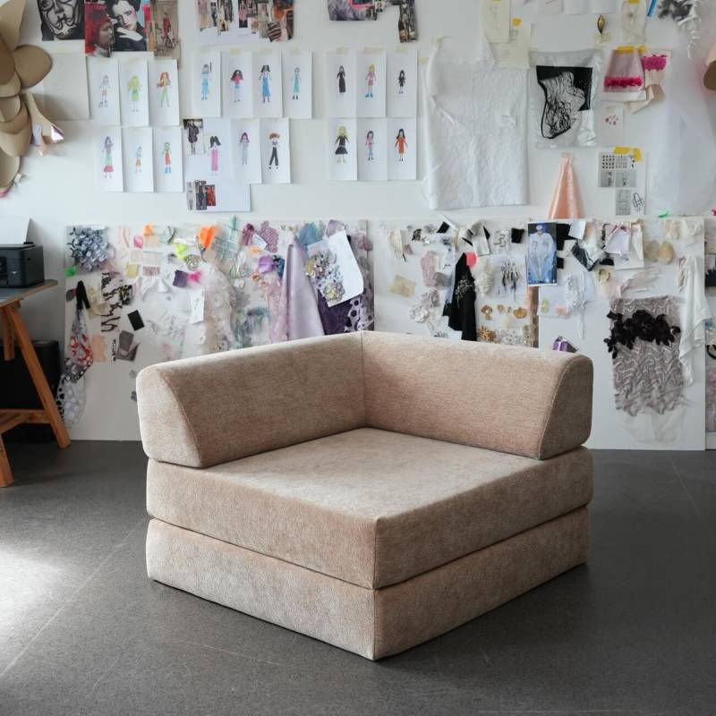 Levi Modularer Sessel mit Schlaffunktion 02 RAL1013 – Perlweiß – matt Cloud-Bouclé – Lehmbeige von Snooze Project