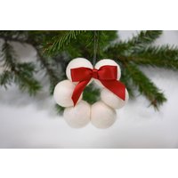 Kranz Aus Wollfilz Als Baumschmuck in Weiß Kranz Aus Wollfilz Als Baumschmuck in Weiß von SnowmanStore
