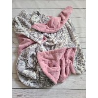 Graue Gepard Woodrose Babydecke, Mädchen Minky Decke, Baby-Dusche-Geschenk, Personalisierte Babydecke von SnuggleLuvBaby