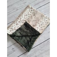 Leopard Moss Baby Decke, Junge Minky Baby-Dusche-Geschenk, Personalisierte Baby-Decke von SnuggleLuvBaby