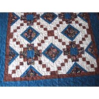 Florale Gesteppte Tischplatte Blue & Rust Diamond Design von SnuggleMeDesigns