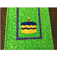 Geburtstag Tischläufer - Hell Grün, Lila, Gelb, Blau von SnuggleMeDesigns