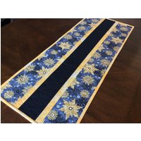 Snowflake Quilted Tischläufer - Gold, Grau, Schwarz Schneeflocken von SnuggleMeDesigns