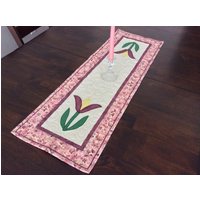 Tulpen Gesteppter Tischläufer - Lila Und Gelbe Tulpen Gesteppter Tischläufer - Lila Und Gelbe von SnuggleMeDesigns
