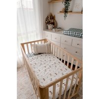 Baby Jungen Decke Krippe Quilt Mystique Kinderbett Bettwäsche | 100% Baumwolle, Beige, Grün, Leinen, Unifarben Boy Kinderzimmer Dekor von SnugglyJacks