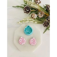 Daisy Ornament Clay Cutter Retro Weihnachtsohrstecker, Polymer Zubehör von SoCalCutterCo