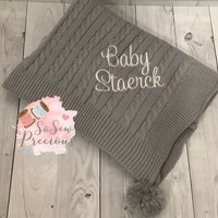 Personalisierte Babydecke, Bestickt, Zopfmuster Mit Bommeln, Personalisiertes Babygeschenk, Grau Personalisierte Babydecke, Bestickt, Zopfmuster Mit Bommeln, Personalisiertes Babygeschenk, Grau von SoSewPreciousGifts