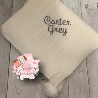Personalisierte Babydecke, Bestickt, Zopfmuster Mit Bommeln, Personalisiertes Babygeschenk, Weiß von SoSewPreciousGifts