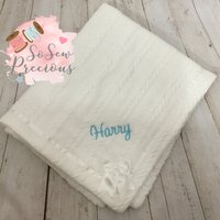 Personalisierte Babydecke, Bestickt, Zopfmuster Mit Schleife Und Sherpa, Personalisiertes Babygeschenk, Weiß Personalisierte Babydecke, Bestickt, Zopfmuster Mit Schleife Und Sherpa, Personalisiertes Babygeschenk, Weiß von SoSewPreciousGifts