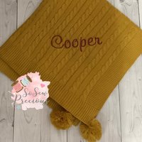Personalisierte Babydecke, Gestickt, Zopfmuster Mit Bommeln, Personalisiertes Babygeschenk, Ocker Senfgelb von SoSewPreciousGifts
