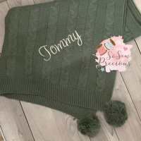 Personalisierte Babydecke, Gestickt, Zopfmuster Mit Bommeln, Personalisiertes Babygeschenk, Salbeigrün Personalisierte Babydecke, Gestickt, Zopfmuster Mit Bommeln, Personalisiertes Babygeschenk, Salbeigrün von SoSewPreciousGifts