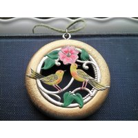 Vögel & Blumen Ornament - Vintage Emaille Brosche + Goldener Holzring Vogelliebhaber Weihnachtsschmuck Umweltfreundliche Mini-Wandkunst Natur von SoVeryCharming