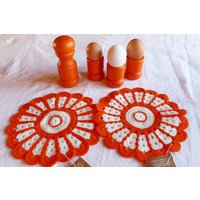 Nos Ostertischdeko Vintage Eierbecher Salzstreuer Tischdecken Set Runde Gehäkelte Tischdecke Orange Küchendekor Kleine Runde von SoYesterdaySoCool
