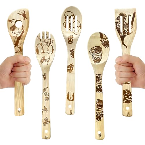 SoeUyd 5 Stück Star Wars Kochutensilien, Star Wars holzlöffel set, kochlöffel holz, aus Hochwertigem Bambus, Geeignet füR Einweihungen, Hochzeit, Thanksgiving, Weihnachten füR Familie und Freunde SoeUyd 5 Stück Star Wars Kochutensilien, Star Wars holzlöffel set, kochlöffel holz, aus Hochwertigem Bambus, Geeignet füR Einweihungen, Hochzeit, Thanksgiving, Weihnachten füR Familie und Freunde von SoeUyd