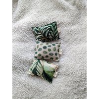 Die Natürlichen Festen Baumwollkissen Mit Pflanzen Muster - Katzenminze/Baldrian Schafwollfüllung Plastikfreies Katzenspielzeug von SojaBiene