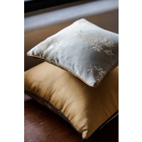 Mit Blumen Gestickter Jacquard-Kissenbezug Weiches Graues Akzentkissen Mit Blumen Gestickter Jacquard-Kissenbezug Weiches Graues Akzentkissen von SolGeneralStore