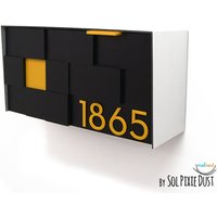 3D-Briefkasten Mit Schwarzem 3D-Gesicht, Gebürstetem Silbernem Aluminiumkörper Und Gelben Zahlen, Modernes Design, Benutzerdefinierter An Der Wand von SolPixieDust