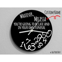 Benutzerdefinierter Name Was Auch Immer, Du Wirst Spät Kommen Und in Deiner Eigenen Beerdigung/Runde Schwarz - Wanduhr Benutzerdefinierter Name Was Auch Immer, Du Wirst Spät Kommen Und in Deiner Eigenen Beerdigung/Runde Schwarz - Wanduhr von SolPixieDust