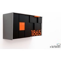 Briefkasten Mit 3D Schwarzem Acryl Gesicht, Aluminium Metallic Grau Körper Und Orange Zahlen, Modernes Design, Benutzerdefinierte Wand Mailbox, Typ 3 von SolPixieDust