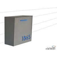 Briefkasten Mit Beton Gesicht | Tür, Aluminium Körper Und Blauer Acryl Nummer, Modernes Design, Custom Mailbox Wall Mounted Mailnest Typ 1 von SolPixieDust