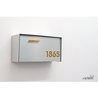 Briefkasten Mit Gebürstetem Aluminiumgesicht Und -Körper Gelben Acrylzahlen, Modernes Design, Benutzerdefinierter Briefkasten, An Der Wand von SolPixieDust