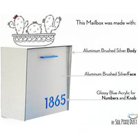 Briefkasten Mit Gebürstetem Silbernem Gesicht Und Körper Aus Aluminium Blauer Acrylnummer, Modernes Design, Benutzerdefinierter Wandbriefkasten von SolPixieDust