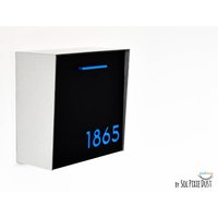 Briefkasten Mit Schwarzem Aluminium Gesicht, Silberfarbenem Körper Und Blauer Acrylnummer, Modernes Design, Benutzerdefinierte Wandpostfach von SolPixieDust