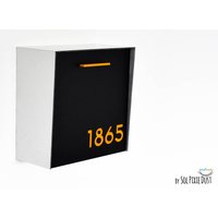 Briefkasten Mit Schwarzem Aluminium Gesicht, Silberfarbenem Körper Und Gelber Acrylnummer, Modernes Design, Benutzerdefinierte Wandpostfach von SolPixieDust