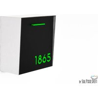 Briefkasten Mit Schwarzem Aluminiumgesicht, Gebürstetem Silbernem Körper Und Hellgrüner Nummer, Modernes Design, Benutzerdefinierter von SolPixieDust