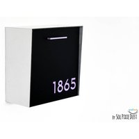 Briefkasten Mit Schwarzem Aluminiumgesicht, Gebürstetem Silbernem Körper Und Lila Acrylnummer, Modernes Design, Benutzerdefinierter Wandbriefkasten von SolPixieDust