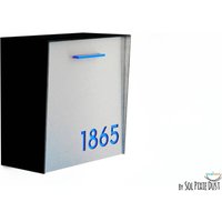 Briefkasten Mit Silberfarbenem Gesicht Aus Aluminiumbürste, Schwarzem Körper Und Blauer Acrylnummer, Modernes Design, Benutzerdefinierter von SolPixieDust