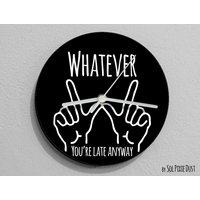 Egal, Du Bist Trotzdem Zu Spät , Hand Symbol/Runde Schwarz - Wanduhr von SolPixieDust