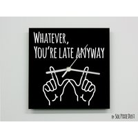 Egal, Du Bist Trotzdem Zu Spät Hand Symbol/Quadrat Schwarz - Wanduhr Egal, Du Bist Trotzdem Zu Spät Hand Symbol/Quadrat Schwarz - Wanduhr von SolPixieDust