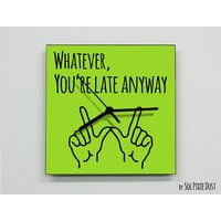 Egal, Du Bist Trotzdem Zu Spät Hand Symbol/Quadrat - Wanduhr Egal, Du Bist Trotzdem Zu Spät Hand Symbol/Quadrat - Wanduhr von SolPixieDust