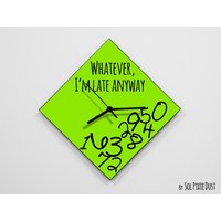 Egal, Ich Bin Spät Dran/Polygon Green - Wanduhr Egal, Ich Bin Spät Dran/Polygon Green - Wanduhr von SolPixieDust