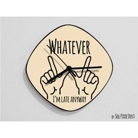 Egal, Ich Bin Spät Dran Hand Symbol/Oval Beige - Wanduhr Egal, Ich Bin Spät Dran Hand Symbol/Oval Beige - Wanduhr von SolPixieDust