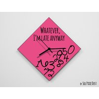 Egal, Trotzdem Bin Ich Spät Dran/Polygon Pink - Wanduhr Egal, Trotzdem Bin Ich Spät Dran/Polygon Pink - Wanduhr von SolPixieDust