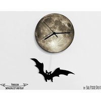 Halloween Fledermaus Swinging On Moon - Wanduhr Mit Pendel Unikat Wanddeko Geschenkidee von SolPixieDust