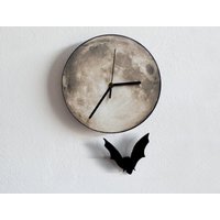 Halloween Fledermaus Swinging On Moon - Wanduhr Mit Pendel Unikat Wanddeko Geschenkidee von SolPixieDust