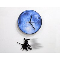 Halloween Hexe Swinging On The Moon - Wanduhr Mit Pendel Unikat Wanddeko Geschenkidee von SolPixieDust
