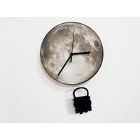 Halloween Kochtopf Swinging On The Moon - Wanduhr Mit Pendel Unikat Geschenkidee von SolPixieDust