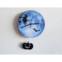 Halloween Kürbis Schwingend Auf Dem Mond Mit Hexe Silhouette - Wanduhr Pendel Unikat von SolPixieDust