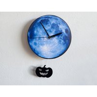 Halloween Kürbis Swinging On The Moon - Wanduhr Mit Pendel Unikat Geschenkidee von SolPixieDust