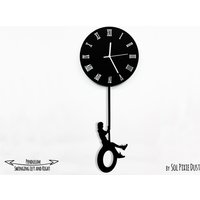 Junge Schwingt Auf Reifen - Pendel Wanduhr von SolPixieDust