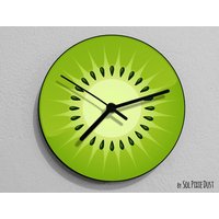 Kiwifrucht Obst Wanduhr von SolPixieDust