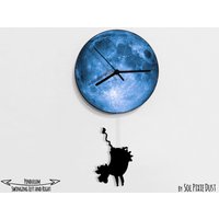 Kuh Schwingt Auf Dem Mond - Wanduhr Mit Pendel Unikat Wanddeko Geschenkidee von SolPixieDust